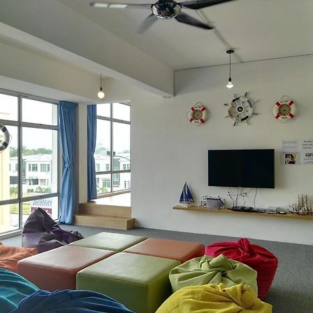 Roof Talk Theme Hostel Τζόχορ Μπάχρου Εξωτερικό φωτογραφία
