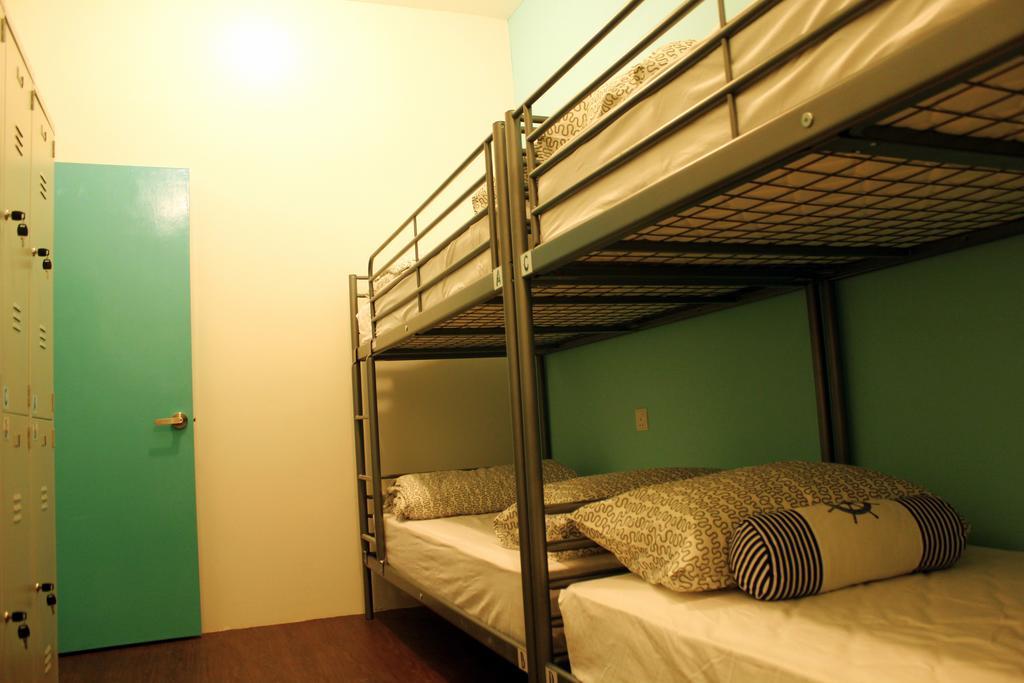 Roof Talk Theme Hostel Τζόχορ Μπάχρου Δωμάτιο φωτογραφία