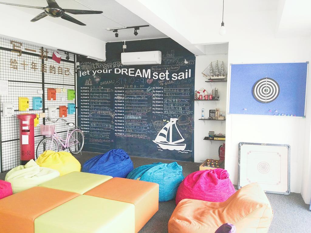 Roof Talk Theme Hostel Τζόχορ Μπάχρου Εξωτερικό φωτογραφία